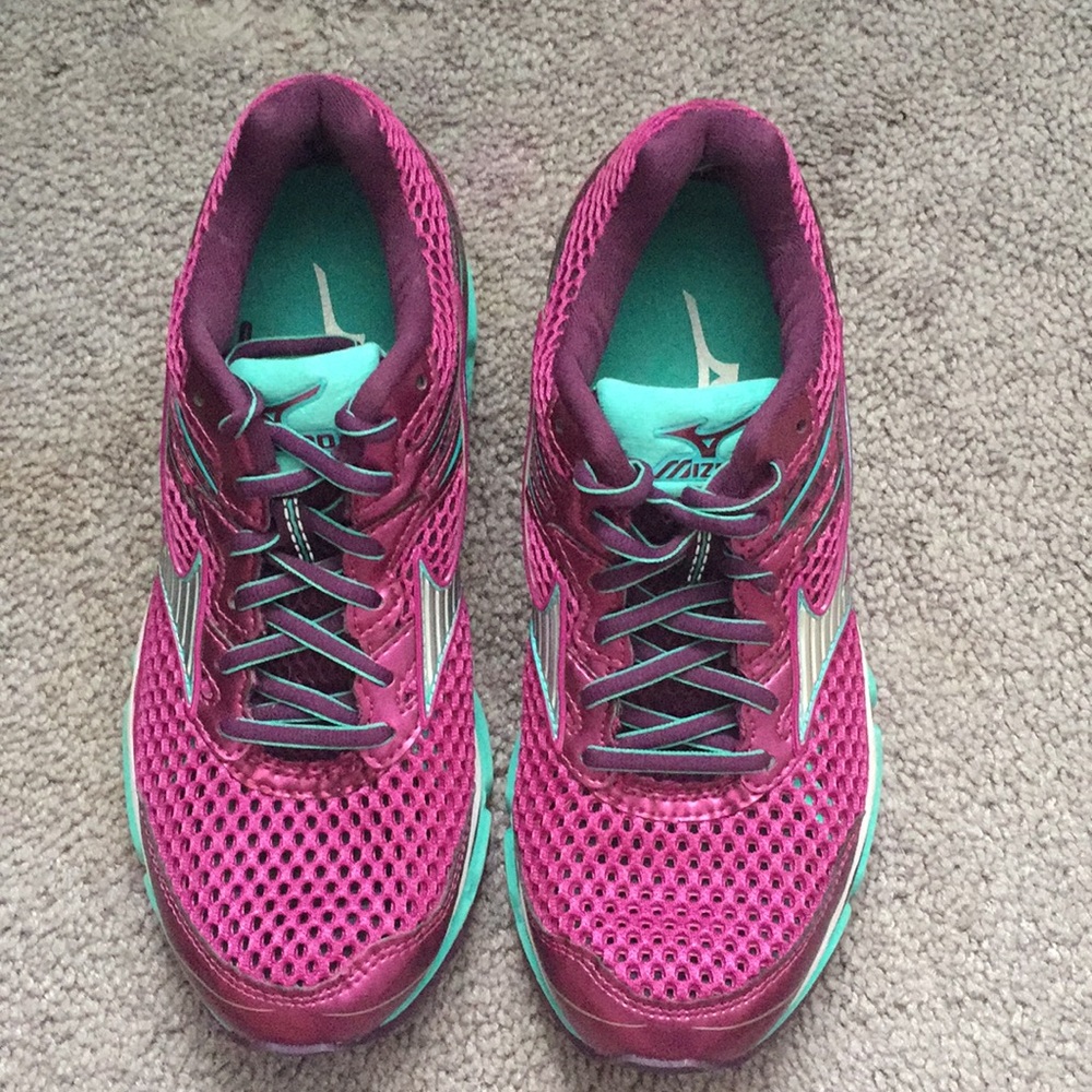 Woman Mizuno Wave Enigma 5